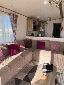 2 bed, 2 bath with decking overlooking the fishing lake at Sand Le Mere