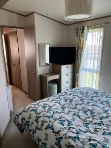 2 bed, 2 bath with decking overlooking the fishing lake at Sand Le Mere