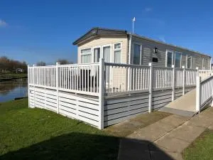 2 bed, 2 bath with decking overlooking the fishing lake at Sand Le Mere - Tunstall