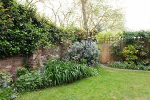 Self contained garden studio