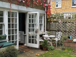 Self contained garden studio