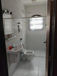 Apartamento a 55 m da praia com piscina e quadra