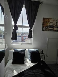 Compact and Bright Studio Flat West London 3A