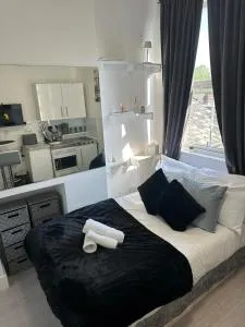 Compact and Bright Studio Flat West London 3A - Willesden