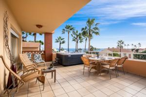 Penthouse with Jacuzzi by Costarentals - Ref 244