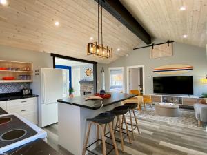 Creekside Cottage - kayak, SUP, fishing, game room, steps to the beach
