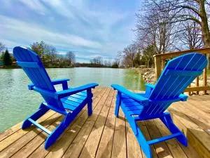Creekside Cottage - kayak, SUP, fishing, game room, steps to the beach - Cottam
