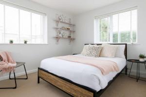 Beach house for 8 with hot tub & garden