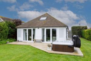 Beach house for 8 with hot tub & garden