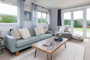 Beach house for 8 with hot tub & garden