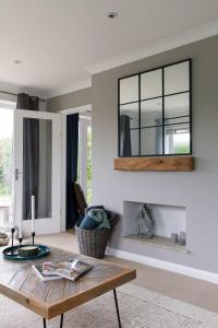 Beach house for 8 with hot tub & garden