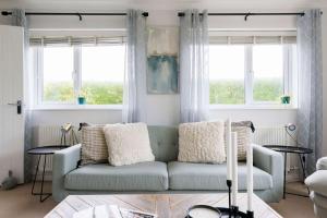 Beach house for 8 with hot tub & garden