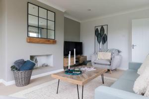 Beach house for 8 with hot tub & garden