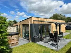 Vakantie Chalet met hottub in Ibiza stijl te Zeeland - Goes