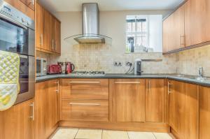 Large Central 3 Bed 3 Bath Apartment - New Town