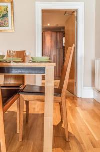 Large Central 3 Bed 3 Bath Apartment - New Town