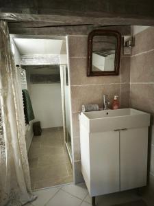 Maisons de vacances Cabanon provencal, piscine et jacuzzi partages : Maison 2 Chambres