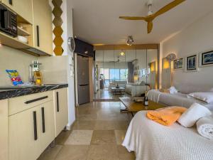 Palm Beach 4B Studio with sea views and Private Parking