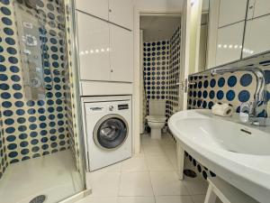 Palm Beach 4B Studio with sea views and Private Parking