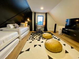 Stylish Downtown Kingsville Getaway with Putting Green, Firepit & Games