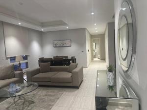 شقه مودرن غرفتين نوم وغرفه ملابس حي الياسمن بمجمع الماجديه