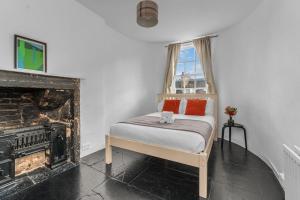 Super Spacious 4 Bed, sleeps 6