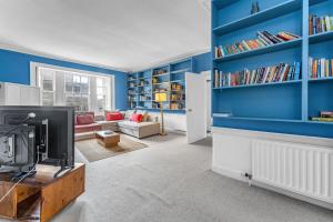 Super Spacious 4 Bed, sleeps 6