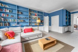 Super Spacious 4 Bed, sleeps 6