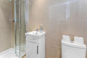 Super Spacious 4 Bed, sleeps 6