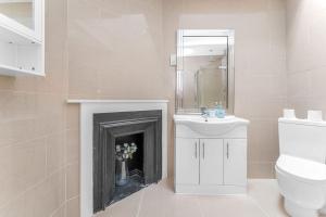 Super Spacious 4 Bed, sleeps 6