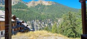 Les Orres 1800 vue montagne 4 à 6 couchages avec parking