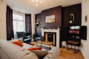 Stylish 2 Bed House, Sleeps 4, Free Parking, City Centre & Hospital