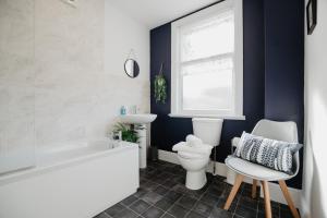 Spacious 2 Bed House, Sleeps 4, Free Parking, City Centre - Hospital