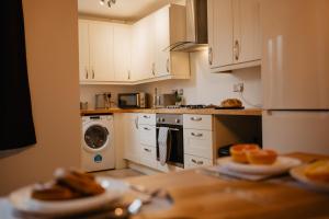 Spacious 2 Bed House, Sleeps 4, Free Parking, City Centre - Hospital