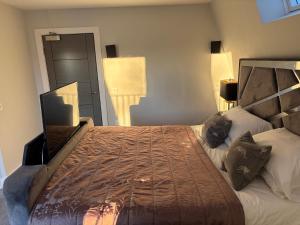Breathtaking 5 bedroom townhouse In central Murrayfield location, free parking