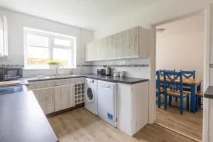 The Conifers large detached home with off street parking - 威特尼