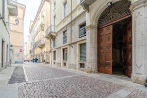 GuestHost - Stylish Studio in Turins Vibrant Quadrilatero