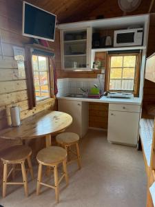 Enkel stuga med fin innergård