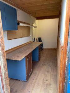 Enkel stuga med fin innergård