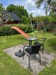 Enkel stuga med fin innergård