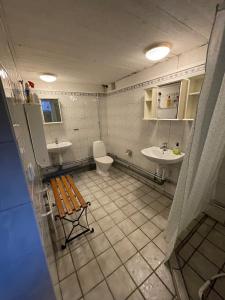 Enkel stuga med fin innergård