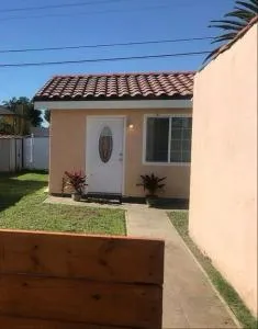 Cozy Serene Studio Backhouse w parking near it all - 林伍德