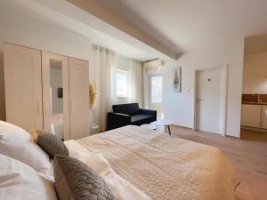 Caramel Comforts in Stinjan only 800 m from the Beach, free parking