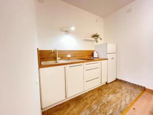 Caramel Comforts in Stinjan only 800 m from the Beach, free parking