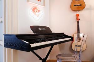 Musical Shelter with Balcony 2min to Republic Square