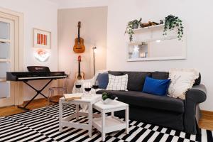 Music Charm with balcony, 2 min to Republic Square