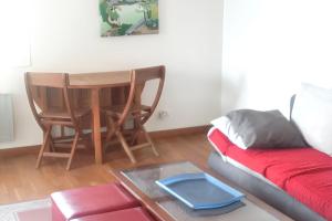 Appartement contemporain à Saint-Cyr-sur-Mer avec balcon.