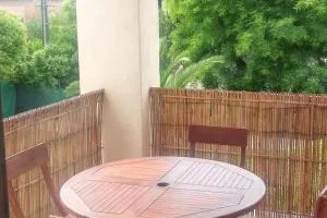 Appartement contemporain à Saint-Cyr-sur-Mer avec balcon. - Saint-Côme