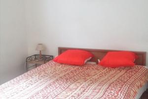 Appartement contemporain à Saint-Cyr-sur-Mer avec balcon.