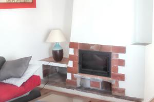 Appartement contemporain à Saint-Cyr-sur-Mer avec balcon.